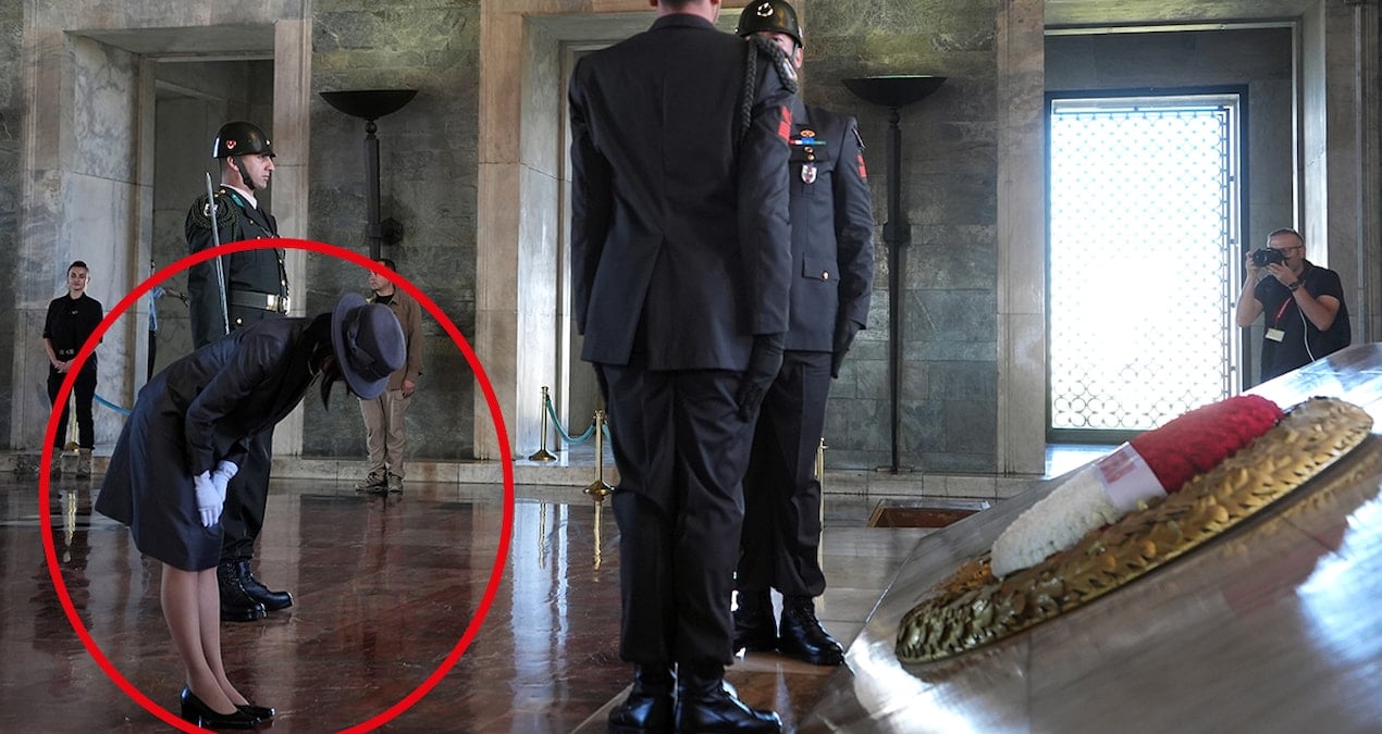 prenses atanin huzurunda saygiyla egildi v9gHWukY