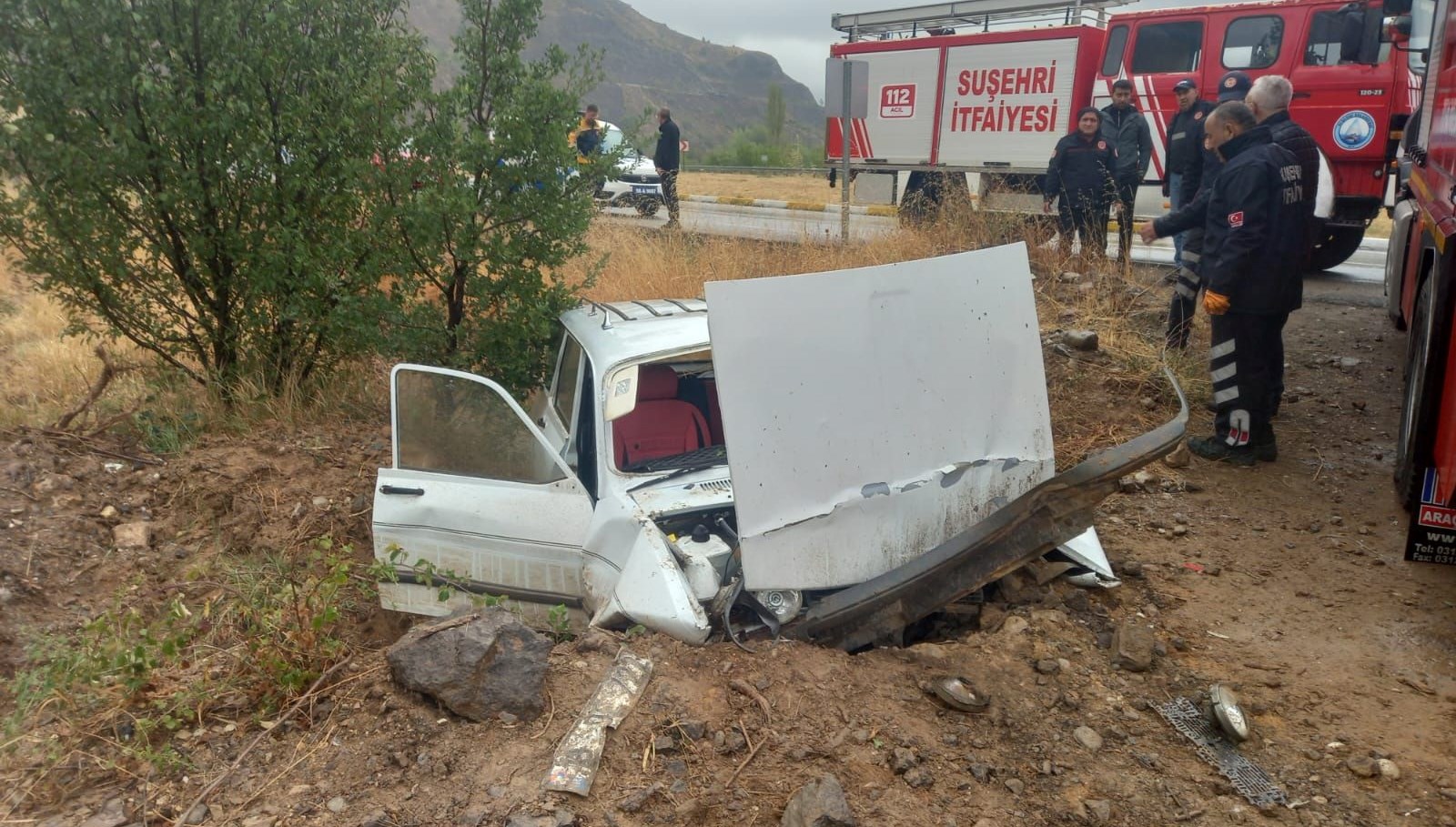 sivasta otomobi sarampole devrildi iki yarali F5tIXZAI