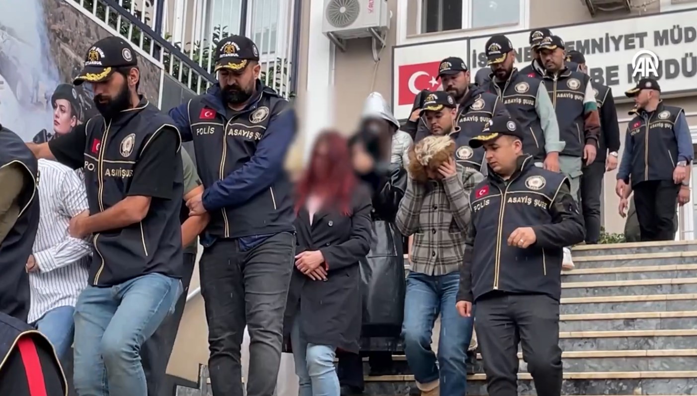 ahlak polisinden istanbulda 15 ilceye baskin AxmR5zNO.jpg