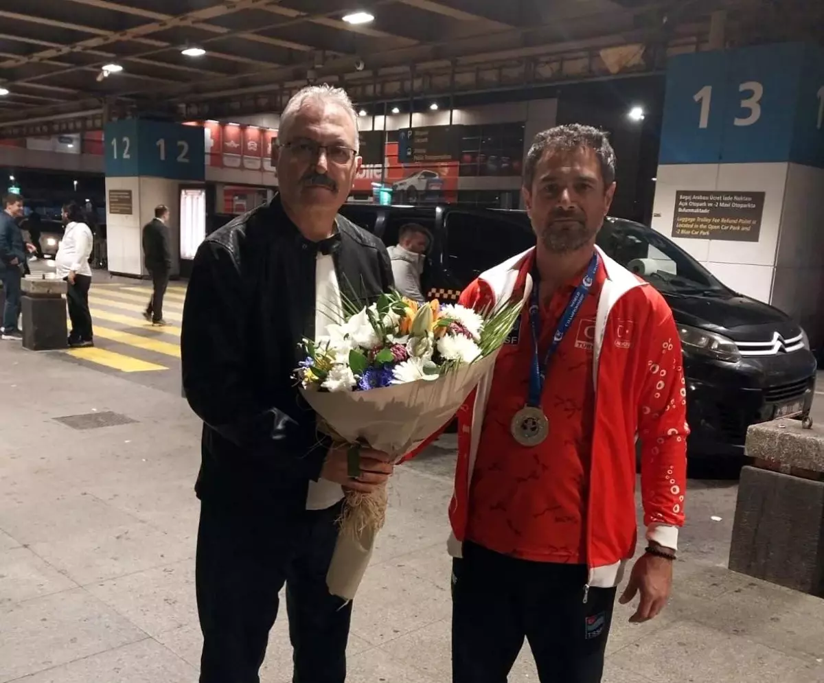 eskisehirli erkan balk ile milli takim dunya sampiyonu oldu B1JnXIZT.jpg