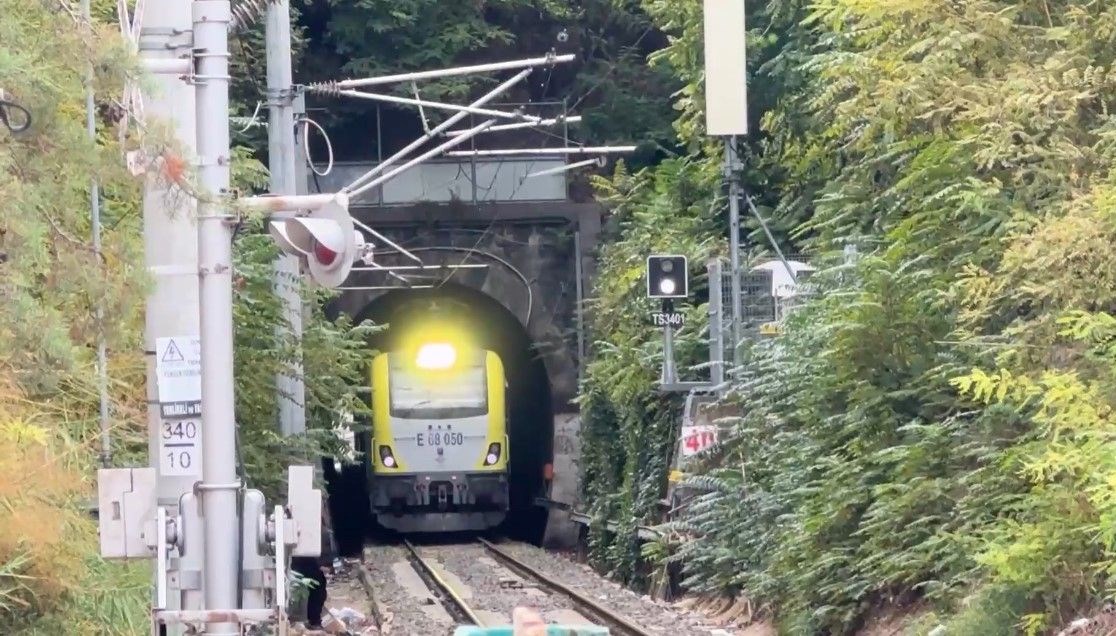 evlerin altindan gecen 114 yillik tren tuneli mahalleyle butunlesti nV16J5jY