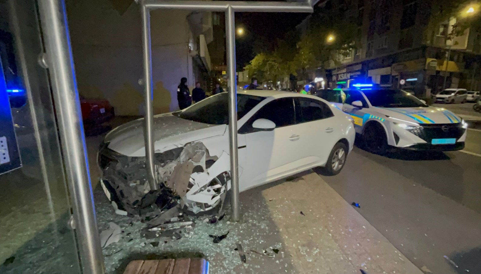 polisten kacan alkollu surucu duraga daldi OPUBTasM.jpg