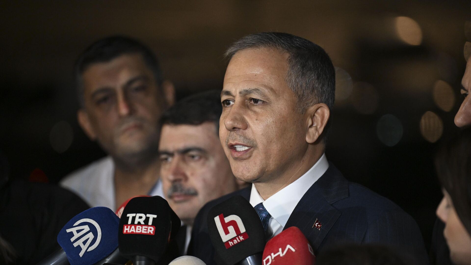 yerlikaya acikladi depremin ardindan 25 yapi hasari ihbari olmak uzere toplam 504 ihbar alinmistir ECy6SmWB.jpg