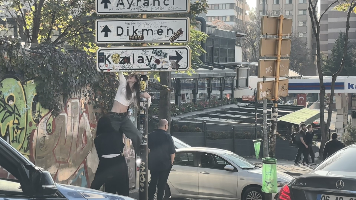 ankarada calinan kizilay tabelasinin yerine yenisi takildi polis bolgede onlemlerini artirdi NDeQlYOs.jpg