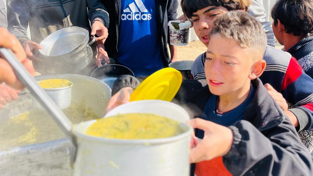 deniz feneri gazzede her gun 22 bin kisiye sicak yemek JUjavwpQ.jpg