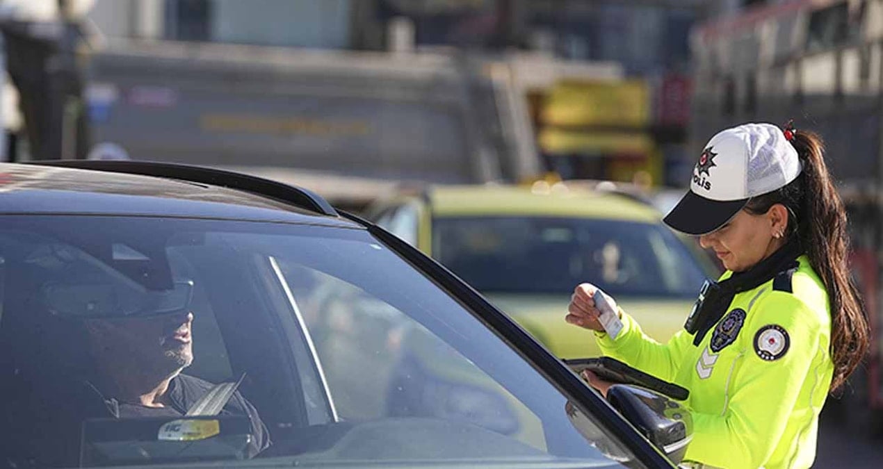 trafik-polislerinin-en-cok-durduklari-arac-rengi-belli-oldu-TGjEA8Bh