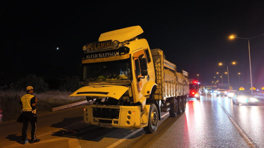 Freni patladi 15 kilometre duramadi polis yolu bosaltti 1FjHMxtW