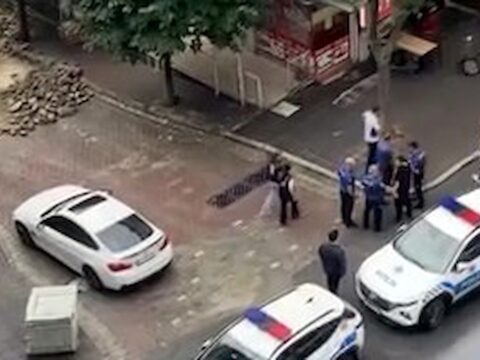 Kavgada esnaftan bicak istedi alamayinca bakin ne yapti Oc5fKDwe